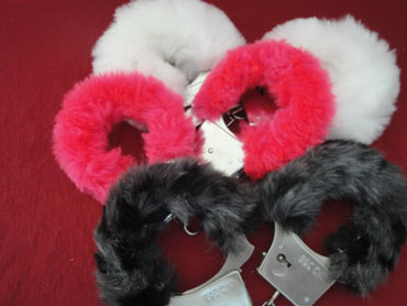 Esposas de metal forradas en piel