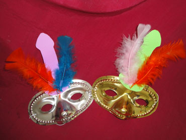 Antifaz con pene y plumas