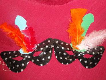 Antifaz con plumas y pene 3